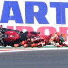 Marc Márquez, en el moment en què va caure a terra liderant l’esprint, entregant el triomf a Bezzechi. - EFE