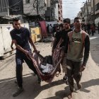 Gazians portant una persona morta al camp de Nuseirat. - EUROPA PRESS