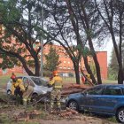 Voluntaris forestals treballant en les afectacions de les pluges a Ripollet. - ACN