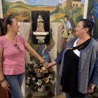 Les presidentes veïnals de Butsènit i Grenyana, Mireia Valls i Dolors Comes, al costat de la verge de Santa Maria de Butsènit. - AV GRENYANA