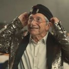 Joan Pera s’emprova un barret d’il·lusionista amb el Mag Lari. - 3CAT