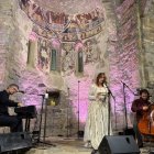 La cantautora Lídia Pujol va actuar dissabte a la nit a l’església de Sant Vicenç d’Estamariu. - FUNDACIÓ PLANES CORTS