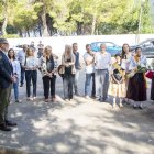L’alcalde, Fèlix Larrosa, i el bisbe, Daniel Palau, en l’ofrena floral a la Mare de Déu de Butsènit. - GERARD HOYAS