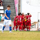 Els jugadors del Tona celebren un dels dos gols, amb Aleix León contrariat en un primer pla. - PAU PASCUAL PRAT
