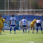 El penal que va avançar l’Hospitalet, que Batalla va estar a punt de parar. - JOSEP M. RIBES