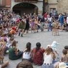 Kristyn Fontanella, ‘Miss Mary’, va animar ahir al migdia a ballar amb ella el nombrós públic que va atapeir la plaça Major de Tàrrega. - LAIA PEDRÓS / SEGRE