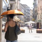 Foto d’arxiu d’una veïna de Lleida protegint-se de la calor el mes passat. - PAU PASCUAL