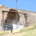 Operaris treballant ahir en la Llengua de Serp, al Turó de la Seu Vella. - MAGDALENA ALTISENT