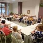 Imatge d’arxiu d’una reunió de l’alcalde, Fèlix Larrosa, amb representants de les llars. - SEGRE
