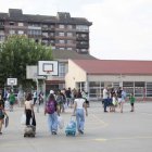 Alumnes d’una escola de les comarques de Lleida, abans de començar el primer dia de classe. - CARMINA MARSIÑACH