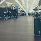 Una maleta en un aeropuerto.