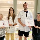 Els dos premiats amb familiars de Jordi Vilaginés Boix. - IRBLLEIDA