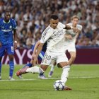 Kylian Mbappé llança el primer dels dos penals que va convertir. - EFE