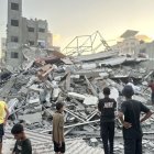 Palestins davant les destrosses a la ciutat de Gaza causades pels atacs de l’Exèrcit israelià. - EUROPA PRESS