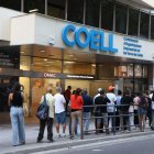 Cues davant de l’Oficina Municipal d’Atenció Ciutadana- A primera hora del matí es formen cues pràcticament diàriament davant de l’Oficina Municipal d’Atenció Ciutadana (OMAC), ubicada a la rambla Ferran, de persones que volen fer tràmits de forma presencial i que esperen el seu torn a la vorera. Aquesta oficina, així com la de Gestió i Atenció Tributària (OGAT) situada a Blondel, d’un temps ençà disposen d’un servei de seguretat que ajuda a controlar el flux de ciutadans i col·laboren a l’hora d’acompanyar-los. Abans, aquest servei el prestava la Guàrdia Urbana de fora intermitent i a demanda. - MAGDALENA ALTISENT