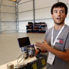 Un investigador de la xarxa H2CAT mostrant un prototip.