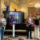 Los representantes del club, la Paeria y la empresa patrocinadora, en la presentación.