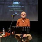 El poeta Juanjo Manau, ahir al Teatre de l’Escorxador. - JORDI ECHEVARRIA