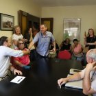 El nou alcalde Arnau Salat, a l’esquerra, felicitat pel regidor del seu partit, Junts, Jaume Setó. - MAGDALENA ALTISENT