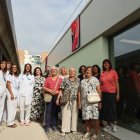 Professionals del CAP Bordeta-Mangraners, representants de Cultura, Salut i la Panera, juntament amb usuàries i l’artista Gemma París. - AMADO FORROLLA