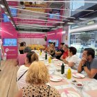 Interporc regala milers d'entrepans de pernil serrà al seu pas per Lleida