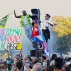 Dos manifestants enfilats a un semàfor en les protestes a París. - EUROPA PRESS