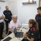 L’alcalde, Jaume Ars, i el regidor d’ERC Josep Esquerra, ahir a la nova oficina dels Mossos. - CARMINA MARSIÑACH