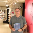 Jordi Souto, a la llibreria La Fatal de Lleida, amb els primers fullets d’Eclecta editorial. - MAGDALENA ALTISENT