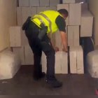 Imatge de les caixes que amagaven els paquets de tabac. - GUÀRDIA CIVIL