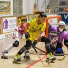 Elsa Salvanyà intenta controlar una bola davant la pressió d’una jugadora del Fraga. - CLARA LIÁÑEZ