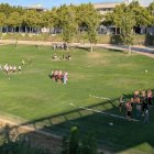 Un grup d'estudiants fent novatades