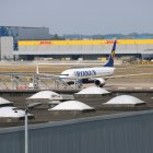 Un avió de Ryanair a la pista de l'aeroport de Zaventem en una imatge d'arxiu.