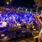 Més de mil persones van omplir ahir la Seu Vella a ritme de música electrònica. - JORDI ECHEVARRIA