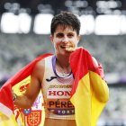 María Pérez mossega la medalla d’or. - EFE/EPA/FRANCK ROBICHON
