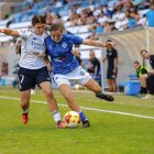 María Lara disputa una pilota amb Candela, del Reial Madrid. - MARC DOMINGO