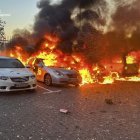 Vehicles cremen a Kíiv a causa dels drons russos. - EFE