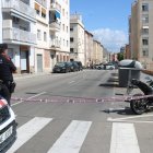 Els Mossos precinten el carrer on es va trobar la maleta. - ACN