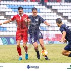 Asier lluita per la pilota amb un defensor del Terrassa.