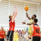 Melvin Ejim llança en suspensió davant de l’oposició de Hlinason. - JAVI ENJUANES