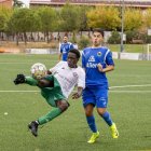 Un jugador del Balàfia intenta rematar davant la pressió d’un rival del Rosselló. - JORDI ECHEVARRIA