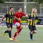 Un jugador de l’Alpicat B pugna per la pilota entre dos jugadors del Pardinyes. - JORDI ECHEVARRIA