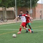 Un defensor del Linyola frena l’avanç d’un rival dins de l’àrea. - JOAN GÓMEZ