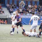 Una jugada d’atac del Tàrrega amb un jugador del Terlenka a terra. - CARMINA MARSIÑACH