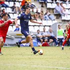 Asier porta la pilota mentre és perseguit per un rival. - INGRID SEGURA