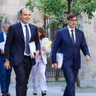 El president de la Generalitat, Salvador Illa, i el conseller de Presidència, Albert Dalmau, abans de la reunió del Consell Executiu