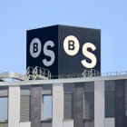 El logotip del Banc Sabadell a l'edifici de la seu de l'entitat a Sant Cugat del Vallès.