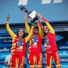 Laia Pi, a la dreta, amb el trofeu al costat de la resta de companyes. - RFME/FUTURE7MEDIA