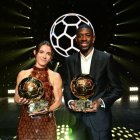 Aitana Bonmatí i Ousmane Dembélé posen junts amb les seues Pilotes d’Or. - EFE/ MOHAMMED BADRA