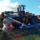 Un efectiu dels Bombers durant l’extinció. - BOMBERS