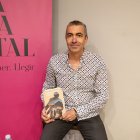 Llorenç Capdevila firma el relat ‘El desgel’ al volum col·lectiu ‘Cròniques de la veritat prohibida’. - JORDI ECHEVARRIA